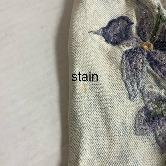 BLANK NYC WOMEN’S Unique Floral  Embroidered Jean Long Sleeve Jacket 
    SIZE M - Picture 14 of 16